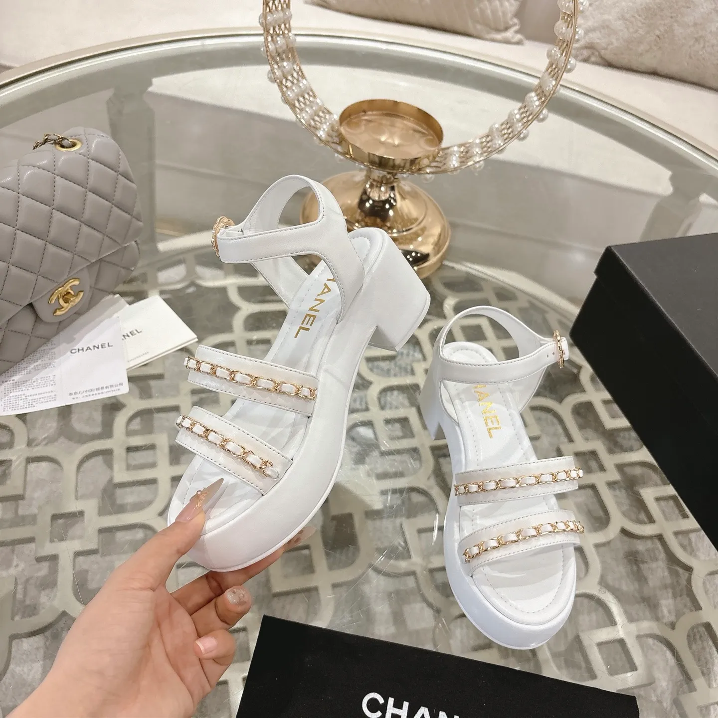 👟👟Ex-factory price 560👟👟Chanel Xiaoxiang 2025ss spring and summer latest catwalk fashion chain decoration top quality! Accurate to 1:1, light luxury without tiring the feet, the upper foot can be matched with spring and summer clothes at will, highlighting texture and taste, simple yet luxurious appearance, even if it is just a pair of sandals, it is definitely a must-have pair in the summer shoe cabinet. Upper: imported lambskin. Lining: imported sheepskin lining. Outsole: original customized outsole. Size: 35-40 (40.41.42 custom-made, non-returnable)